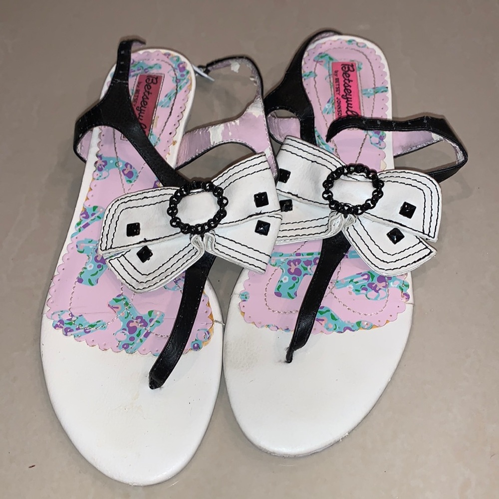 BETSYVILLE  by BETSEY JOHNSON BOW SANDAL SZ 8 1/2